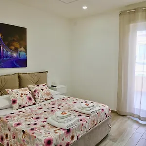 Appartamento 11, Napoli